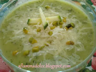 Vellutata di zucchine al parmigiano e trito di pistacchi