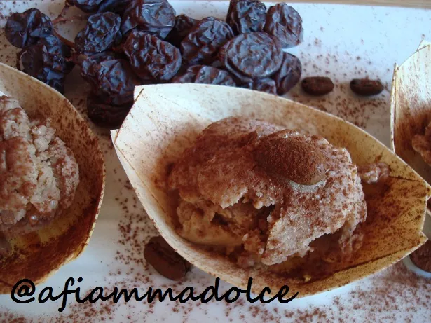 Barchetta gelato al caffè ed uva zibibbo