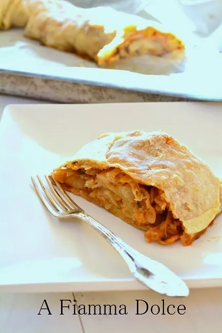 Strudel di verza e patate U n'idea per le feste e...vegana? Lo strudel salato di verza e patate!! Nulla di più goloso e sano, nulla di più veloce e di sicuRa riiuscita. L'impasto strudel è facile e ..il ripieno è delicato e gustoso. Venite con me a prepararlo?? :) Corriamo in cucina ;-) Che il sole sia dentro e fuori voi FRASE DEL GIORNO: Cominciò a prenderla iniziando dall’anima. Palmo a palmo, bottone dopo bottone, slacciò il vestito del suo spirito fino a toccare e possedere con gli occhi quella pelle nascosta. Poi il suo sguardo penetrò il suo pensiero. A,Becerra , Il penultimo sogno