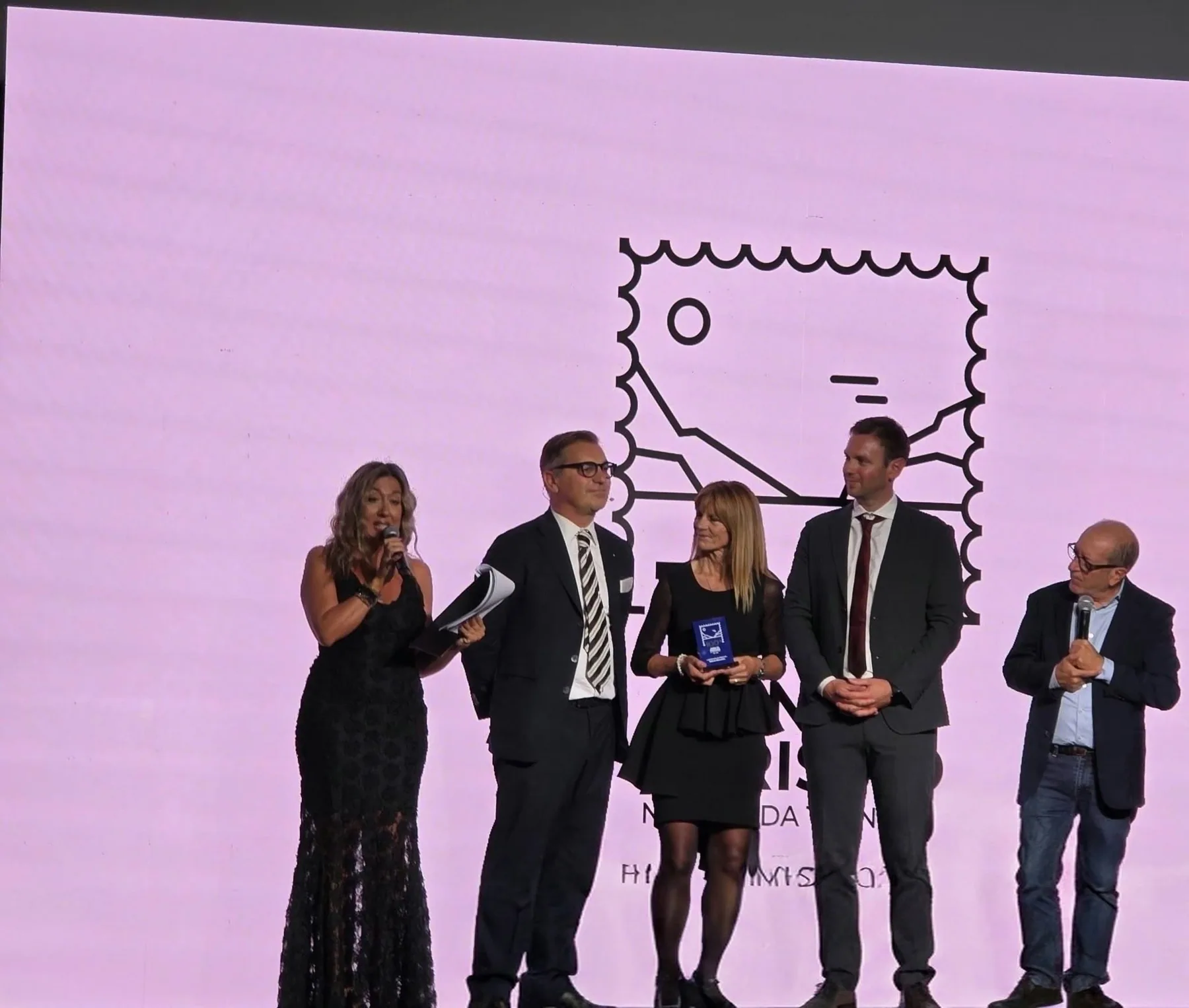 Sul palco durante una premiazione