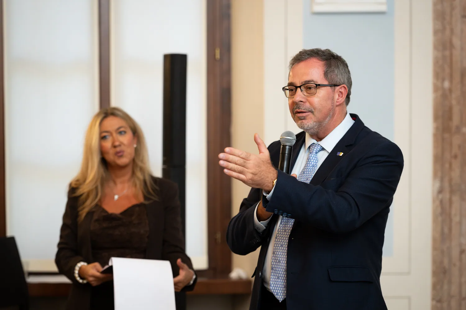 Isabella Yrma Pace accanto a un relatore durante un incontro