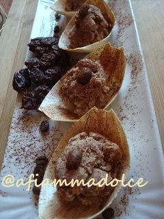 Barchetta gelato al caffè ed uva zibibbo