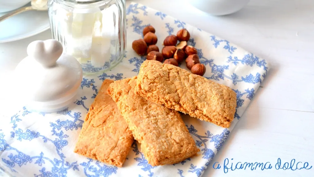 Biscotti alle nocciole e fiocchi d’avena