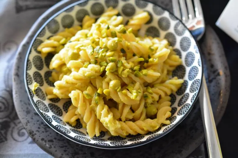 Fusilli alla crema di piselli e pistacchi