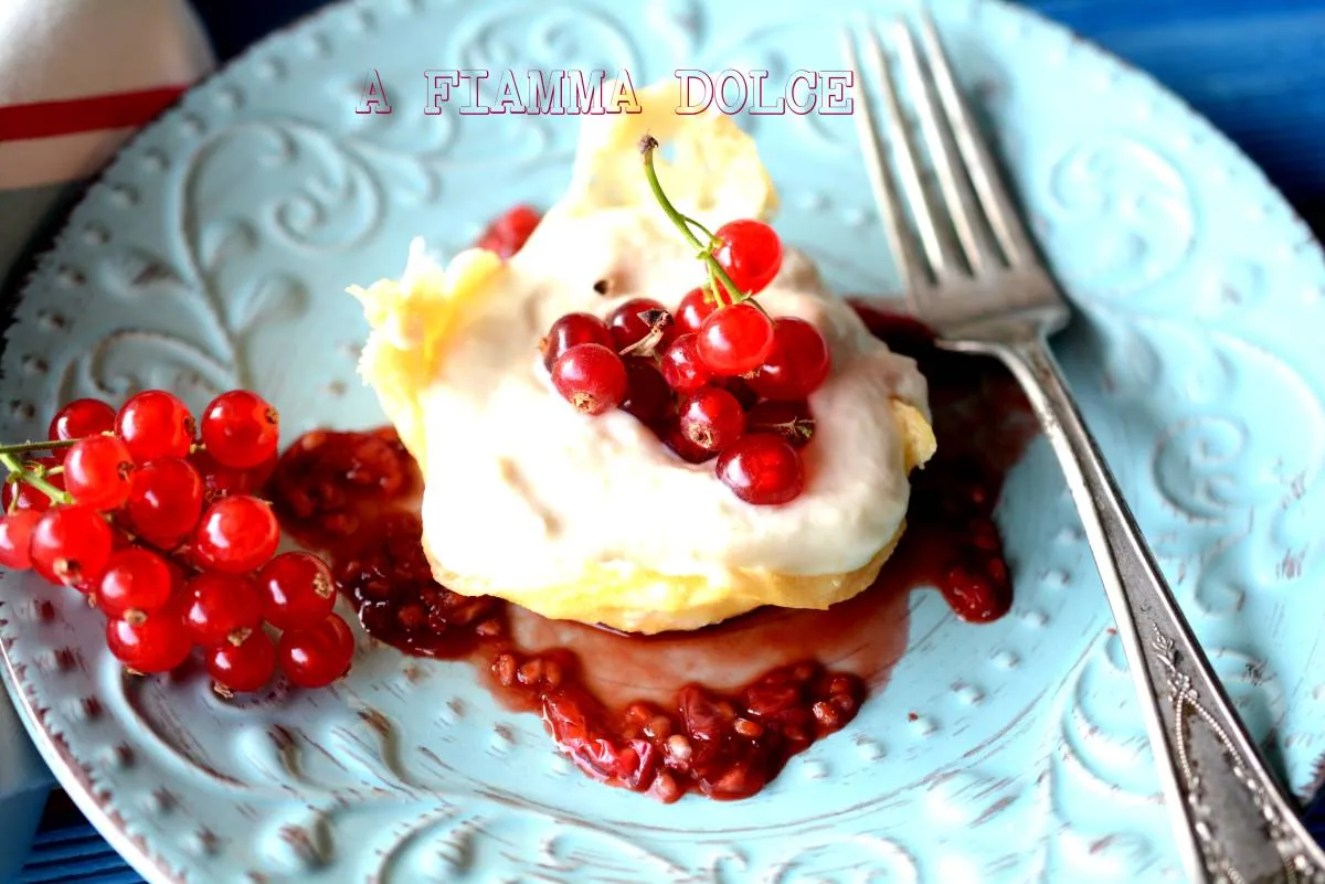 Croccante di Parmigiano Reggiano e polenta con fonduta di Casolèt e ribes