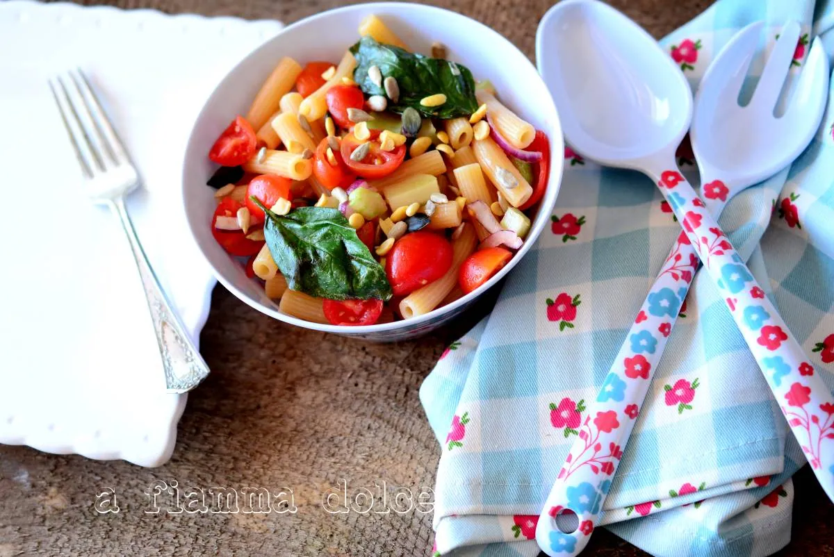 Pasta fredda ai pomodorini datterini con sedano e semi