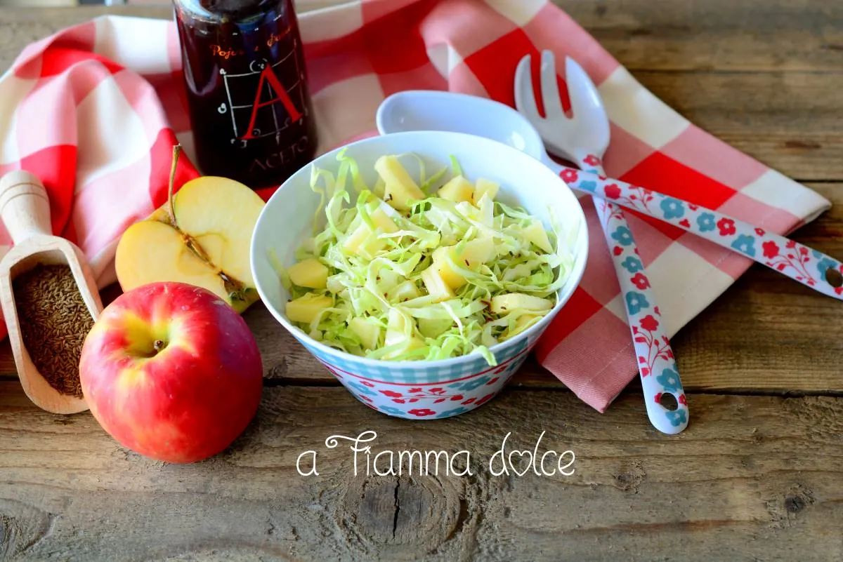 Insalata di cavolo cappuccio e mela al cumino