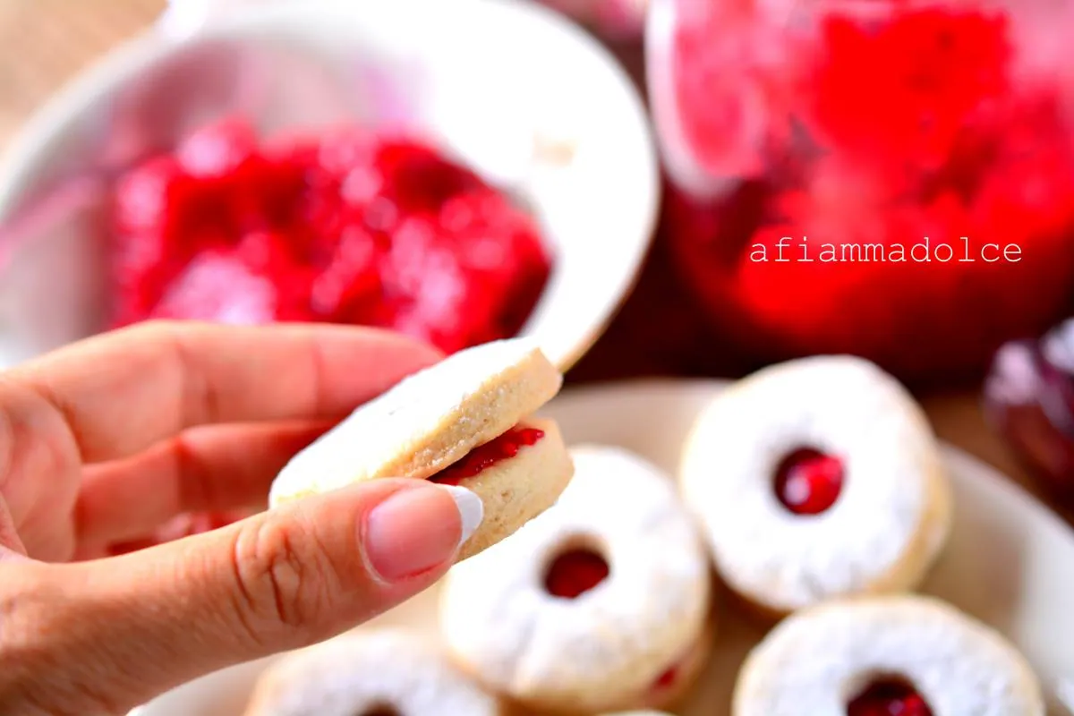 Biscotti farciti alla marmellata di lamponi