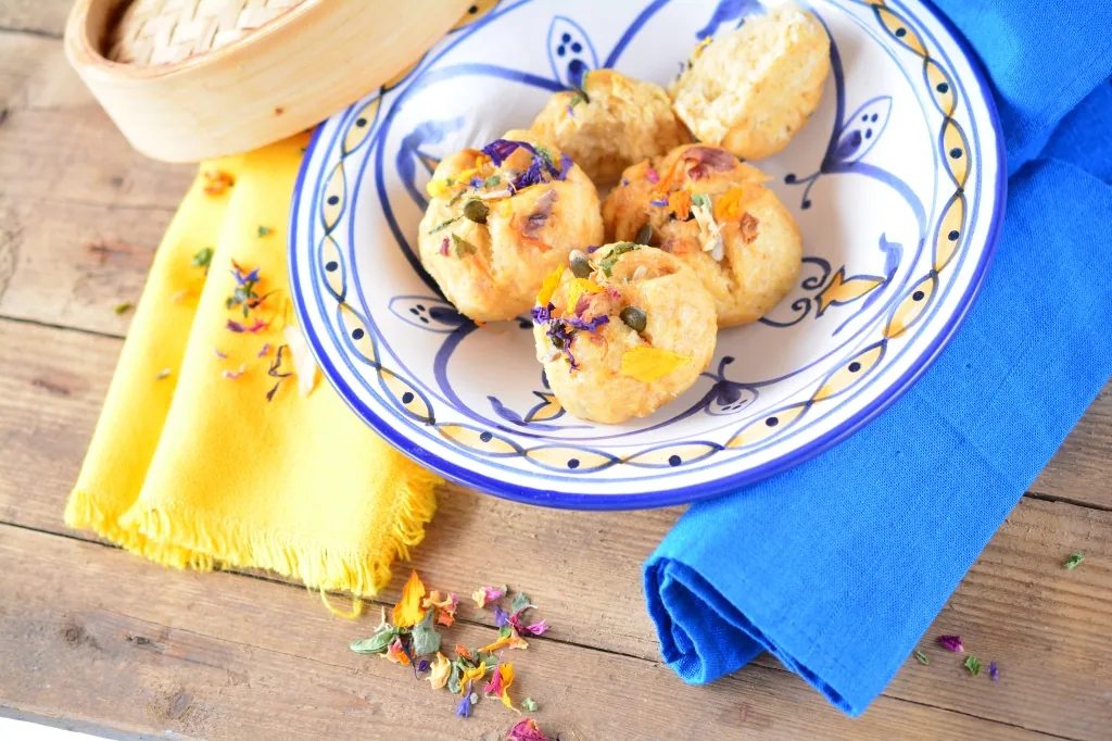 Panini al vapore con semi e fiori d’estate essiccati