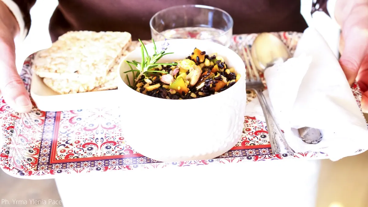 Riso bianco e nero con brunoise di zucca e pistacchi