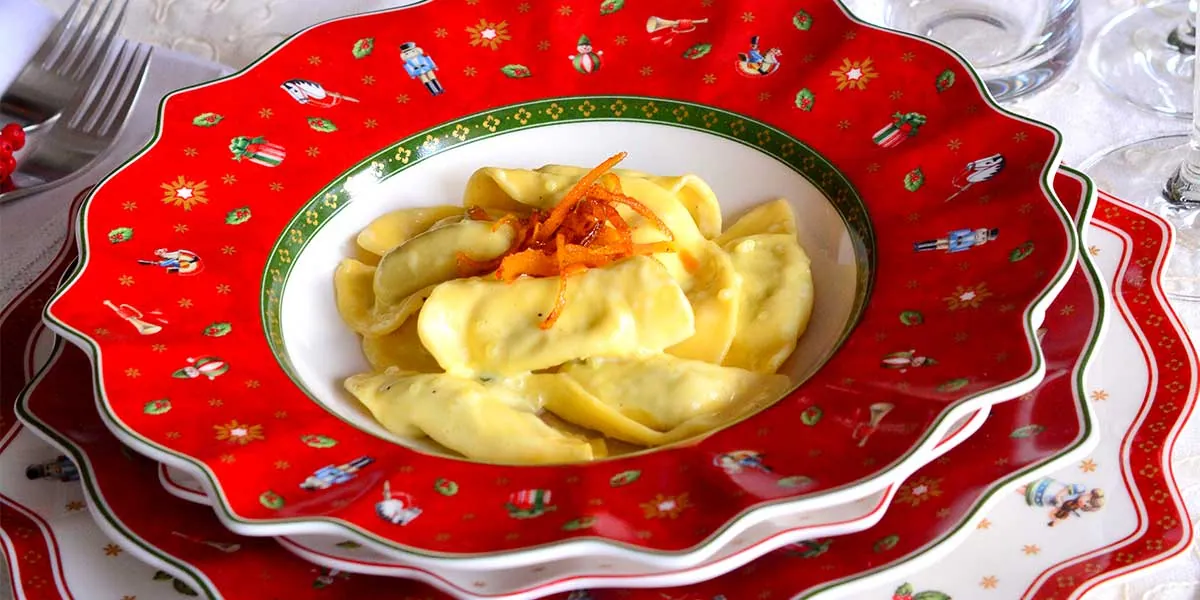 Ravioli ripieni di verdure alla crema di zafferano e arancia