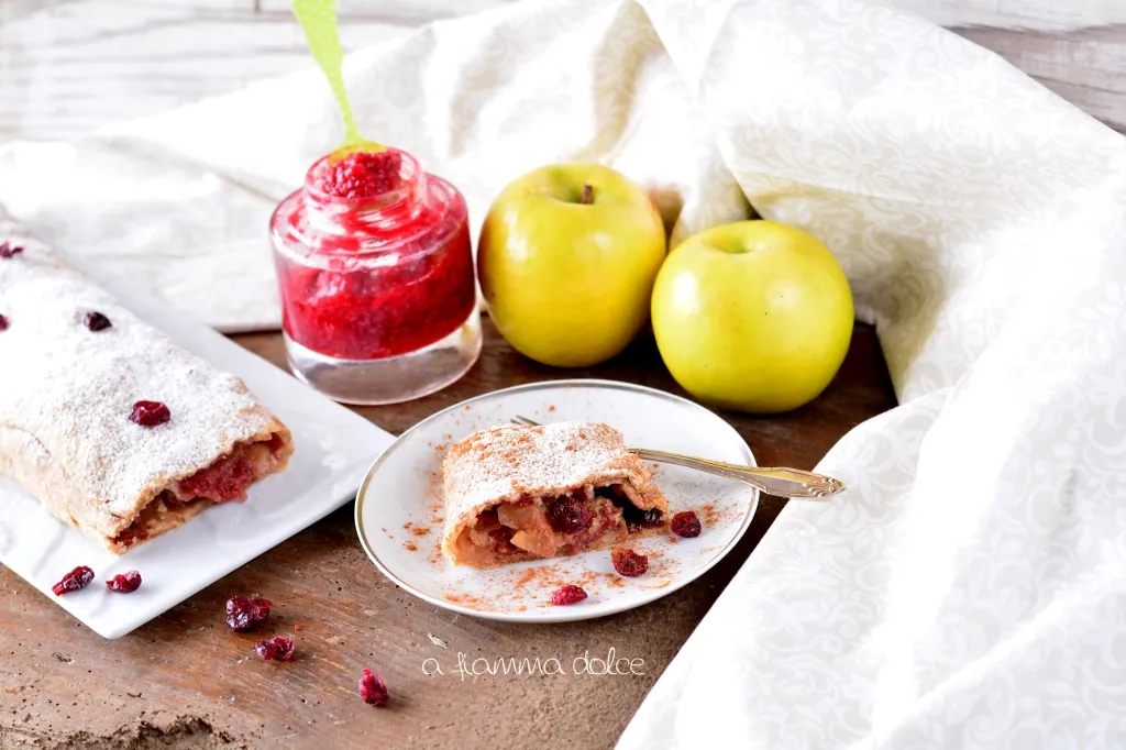 Strudel di mele integrale con marmellata di lamponi
