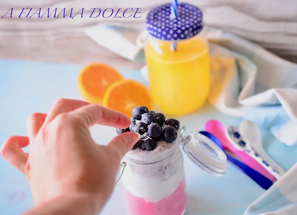 Colazione proteica con yogurt e frutta